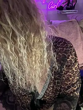 CurvyAnonymousGirl89's cam snapshot