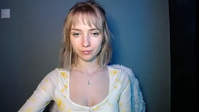 LuciaYoung live sex cam