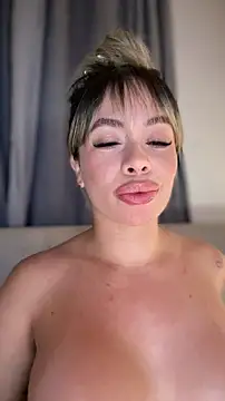 Holli_woul's cam snapshot