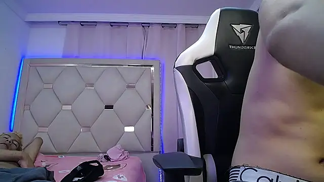 Exotic_twinks_'s cam snapshot