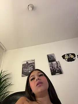 Alyshanon18's cam snapshot