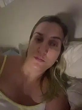 Bia_sexynovaes live sex cam