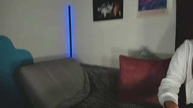 EmiGomez_'s cam snapshot