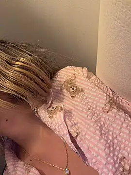 saliha_pinky_'s cam snapshot