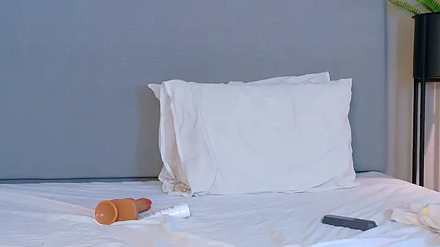 SaraHalls live sex cam