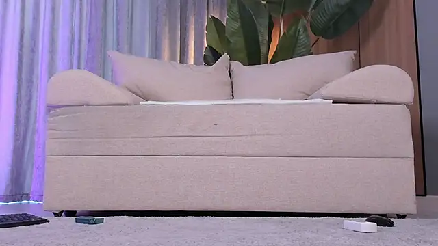 LisaAventi live sex cam