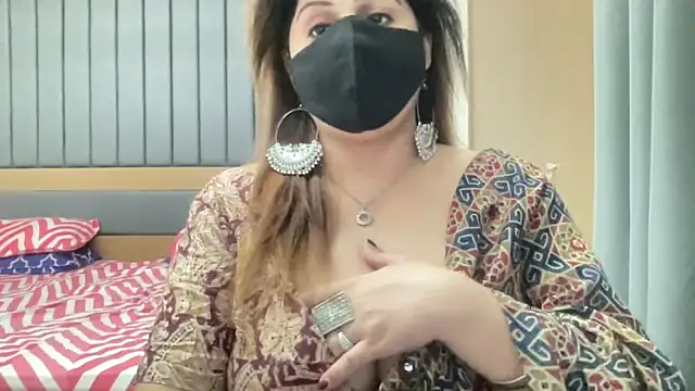 sassypooja live sex cam