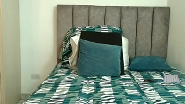 karina_lewis_'s cam snapshot