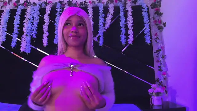 Lunaa_Brunettee's cam snapshot