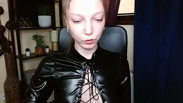 EmillyPlay's cam snapshot