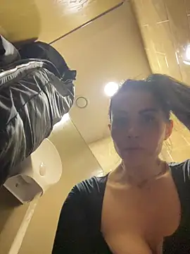 CrazzyChicks live sex cam