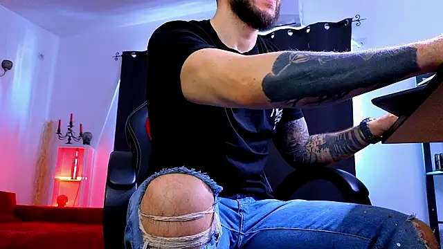 MightyAaron66 live sex cam