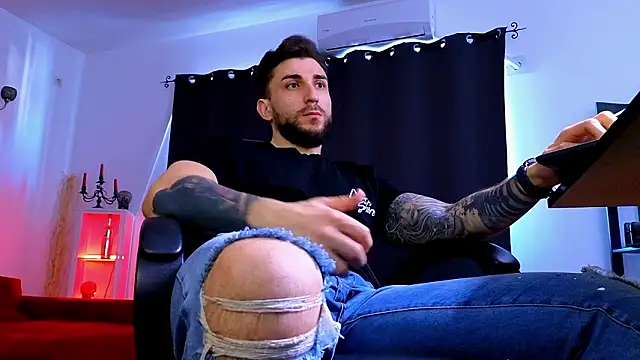 MightyAaron66 live sex cam