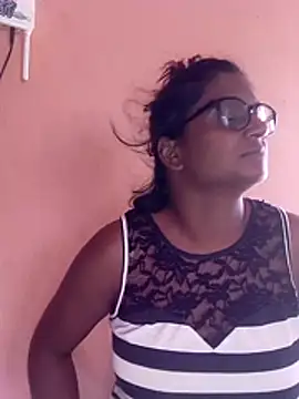 indianstrawberrylips4u's cam snapshot