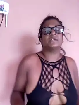 indianstrawberrylips4u's cam snapshot