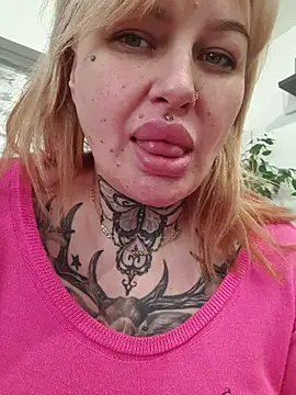 CurvyyAnna live sex cam