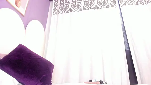 luna_bradley_'s cam snapshot