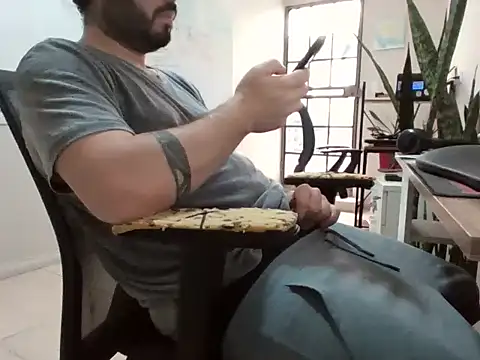 DaddyBear85 live sex cam