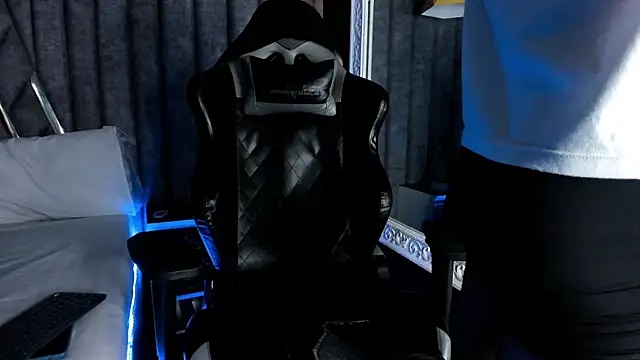 NicolaiKarav live sex cam