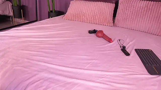 IzzyWild live sex cam