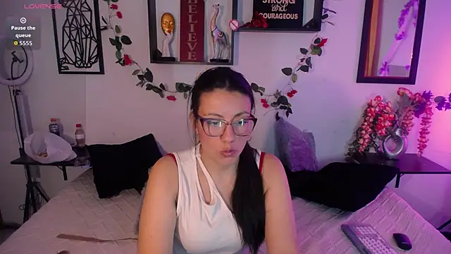 QueenRose94's cam snapshot