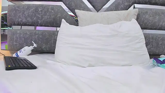 Katey_Curvy01_'s cam snapshot