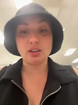 MilfyMrsRobinson live sex cam