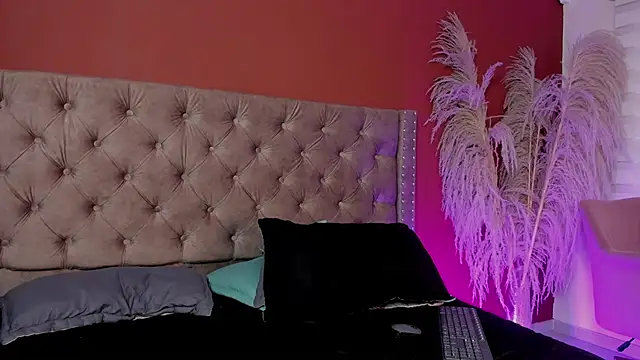 ari_rouse_'s cam snapshot