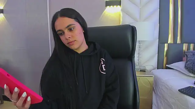 ChloeHarper_'s cam snapshot