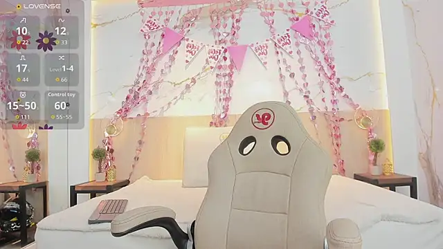 ikia_lopez_'s cam snapshot