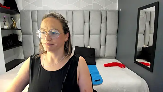 Charlot_milf's cam snapshot