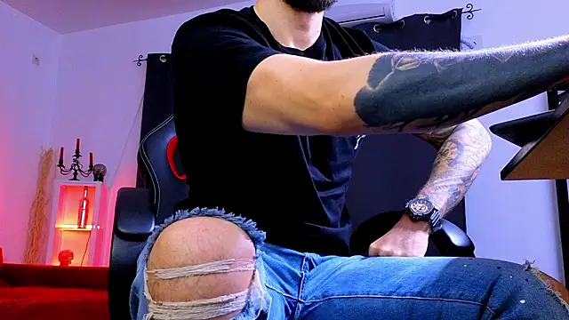 MightyAaron66 live sex cam