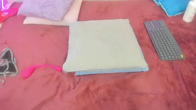 mask_red_girl's cam snapshot