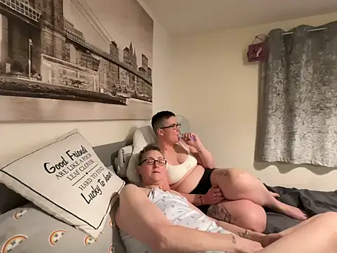 Curvy-Jinx live sex cam