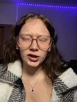 YoungLisaa18 live sex cam