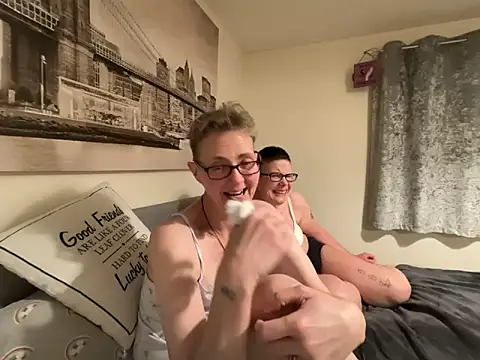 Curvy-Jinx live sex cam