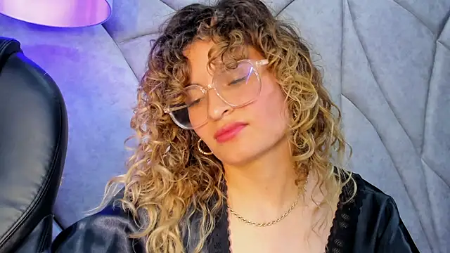 Emili_Rousee_'s cam snapshot