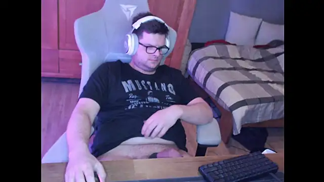 Whyteshadow4235's cam snapshot