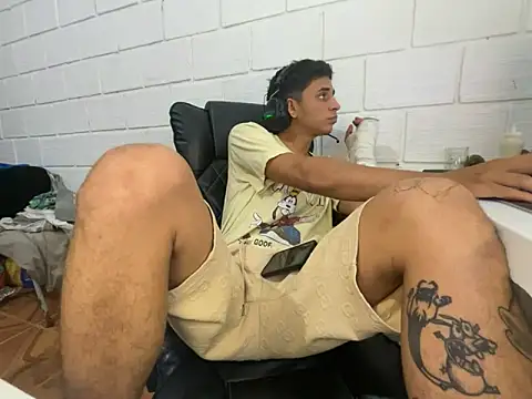 Max_TheHorseDick live sex cam