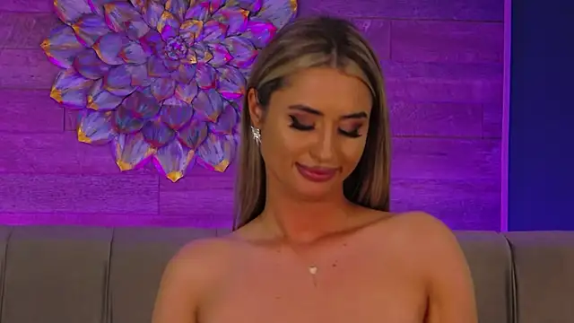 LoraDevine live sex cam