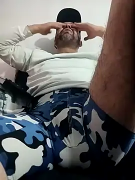 hairyandbigmann live sex cam