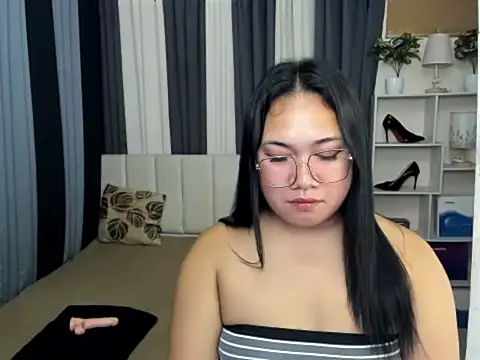 TsUncutKaren live sex cam