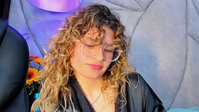 Emili_Rousee_'s cam snapshot