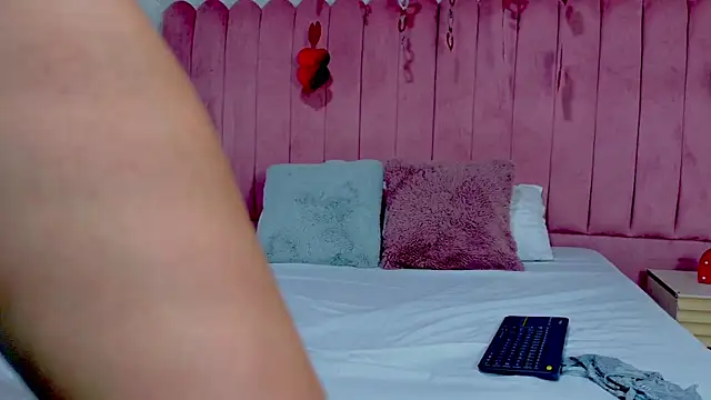 EMILYJOHNSON01's cam snapshot