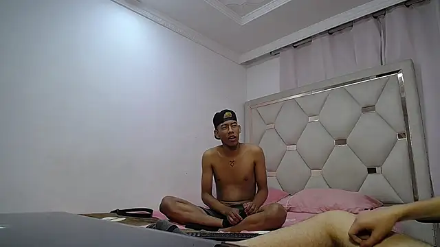 Exotic_twinks_'s cam snapshot