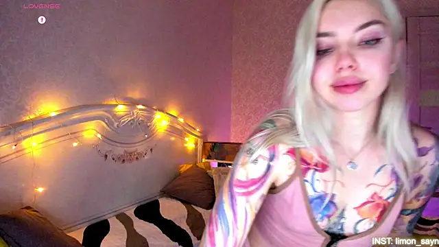 LillyMoure_'s cam snapshot