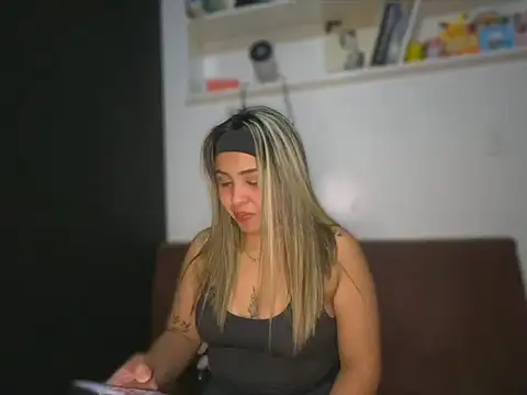 AryMoonxxx's cam snapshot