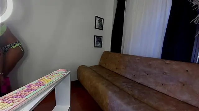 Aleja_miller1703's cam snapshot