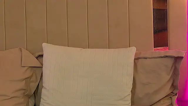 reyabaines live sex cam