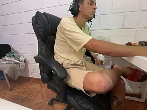 Max_TheHorseDick live sex cam